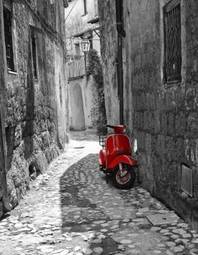 Naklejka włoska uliczka z czerwonym skuterem