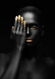 Naklejka czarna kobieta ze złotym makijażem