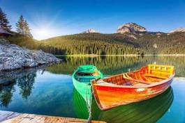 Naklejka kolorowe łódki na jeziorze