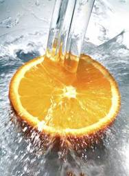Plakat pomarańcza lana wodą