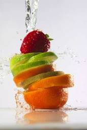 Obraz na płótnie owoce pluskane wodą