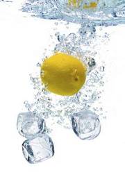Naklejka cytryna w wodzie z kostkami lodu