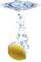 Obraz na płótnie cytryna wpadająca do wody