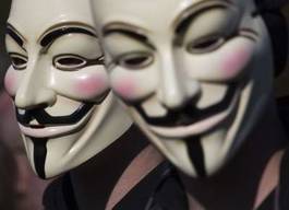 Fotoroleta dwóch ludzi w maskach anonymous podczas protestu w hadze - 2011 rok