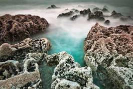 Plakat morskie skały wśród mgły