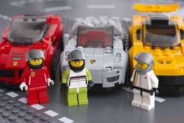 Plakat kierowcy wyścigowi przed autami - lego