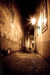 Obraz na płótnie oświetlona uliczka nocą