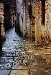Naklejka włoska uliczka po deszczu