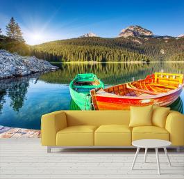 Fototapeta kolorowe łódki na jeziorze