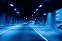 Plakat autostrada w tunelu