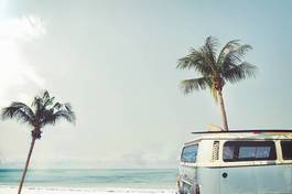 Plakat wybrzeże samochód vintage fala plaża
