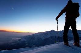 Plakat szczyt narty zmierzch narciarz