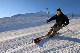 Plakat sport śnieg narciarz góra narty