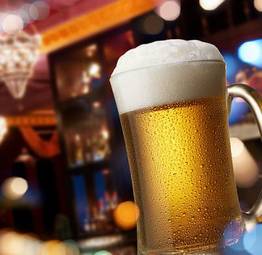 Plakat kubek piwo publikacji alkohol bar