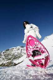 Plakat kobieta narty alpy