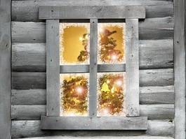 Plakat drewniane stare okno z widokiem na świąteczną choinkę