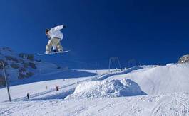 Plakat mężczyzna niebo ludzie góra snowboarder