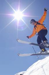 Plakat słońce narciarz sporty zimowe lekkoatletka