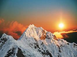 Plakat szczyt alpamayo przy zachodzie słońca