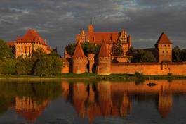 Obraz na płótnie rycerz zamek lato oświetlony wieczór