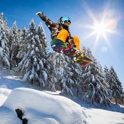 Plakat sporty ekstremalne widok chłopiec góra narty
