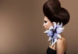Plakat modelka z fantazyjnym upięciem włosów