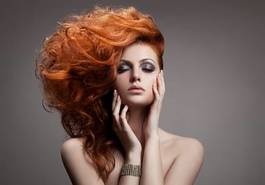 Fotoroleta portret rudej kobiety z fryzurą