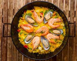 Plakat danie z owoców morza - tradycyjna kuchnia hiszpańska