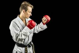 Plakat przystojny kick-boxing lekkoatletka bokser ćwiczenie