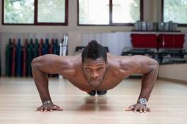 Plakat czarny mężczyzna ćwiczy pompki