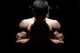 Plakat muskularny mężczyzna sie modli