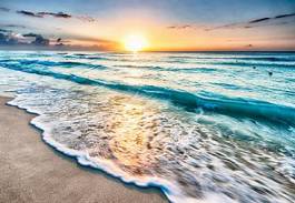 Plakat promienie słońca nad plażą w cancun