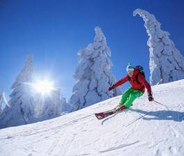 Plakat narciarz alpy narty niebo natura
