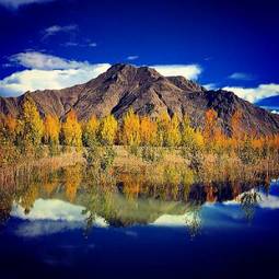 Fotoroleta góra jesień woda niebo