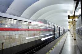 Plakat miejski rosja metro tunel samochód