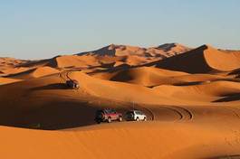 Plakat wydma krajobraz pustynia afryka samochód