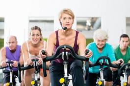 Plakat kobieta zabawa rower mikrofon fitness club