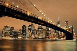 Plakat piękne ujęcie mostu bruklińskiego nocą