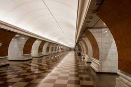 Plakat metro transport peron architektura