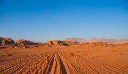 Plakat góra pustynia offroad biegacz pustynny opoka