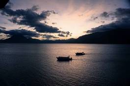 Plakat łódź chmura gwatemala jęzioro