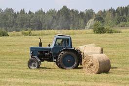 Plakat traktor trawa pole rolnictwo