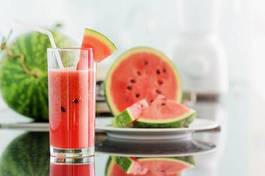 Plakat glass of fresh watermelon juice on kitchen table