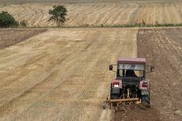 Plakat traktor rolnictwo pole lato