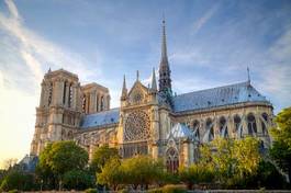 Plakat gorgeous sunset over notre dame cathedral with puffy clouds, par
