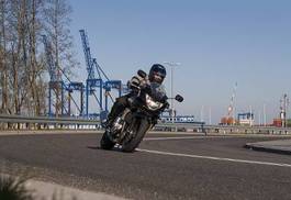 Plakat mężczyzna droga honda jazda konna motocyklista