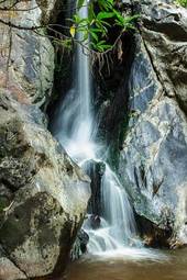 Plakat wodospad w narodowym parku huai nam dang