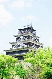 Plakat błękitne niebo zamek lato japonia stary