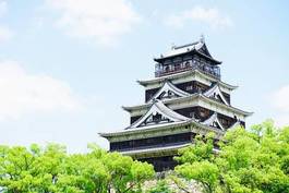 Plakat lato błękitne niebo stary zamek japonia