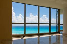 Naklejka widok tropikalnej plaży z okien hotelowych